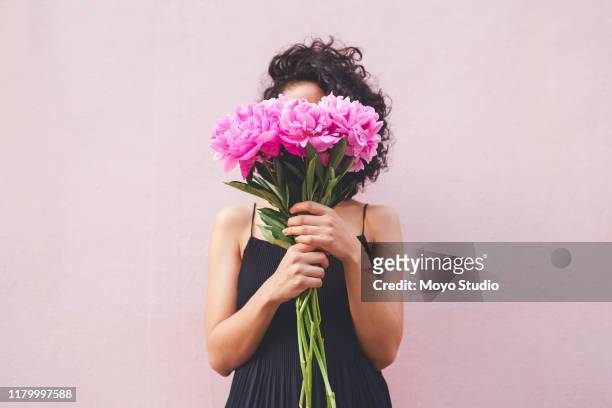 ¡no necesitas a alguien más para comprarte flores! - flores fotografías e imágenes de stock