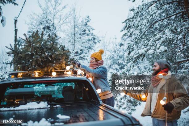 perfekt julgran är framme - christmas truck bildbanksfoton och bilder