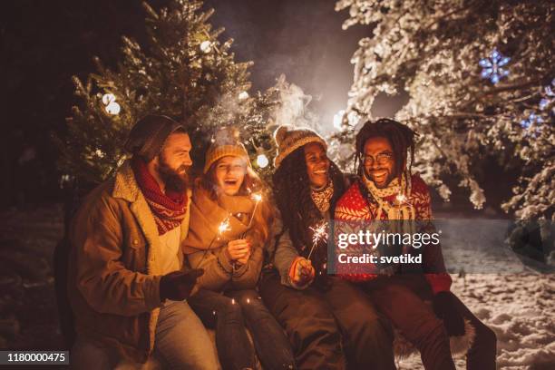 perfekte weihnachtsbaumankunft mit wunderkerzen gefeiert - sparkler firework stock-fotos und bilder