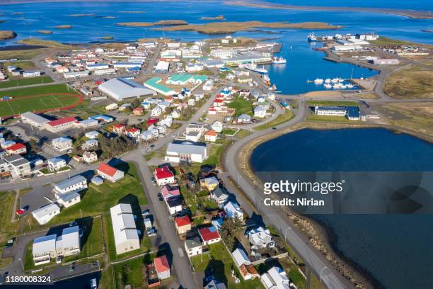 luftaufnahme des isländischen kleinfischerdorfes hofn - iceland harbour stock-fotos und bilder