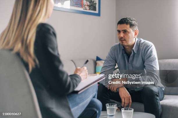 mid age man op een counseling vergadering - counseling stockfoto's en -beelden