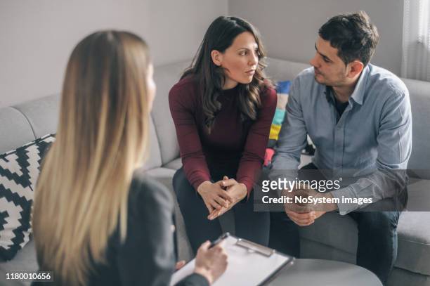 verwacht paar op home counseling meeting - fighting group stockfoto's en -beelden