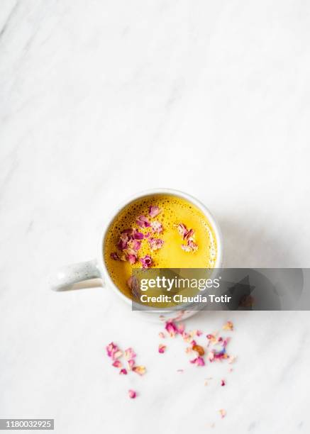 a cup of turmeric golden milk latte on white background - antiinflamatório imagens e fotografias de stock