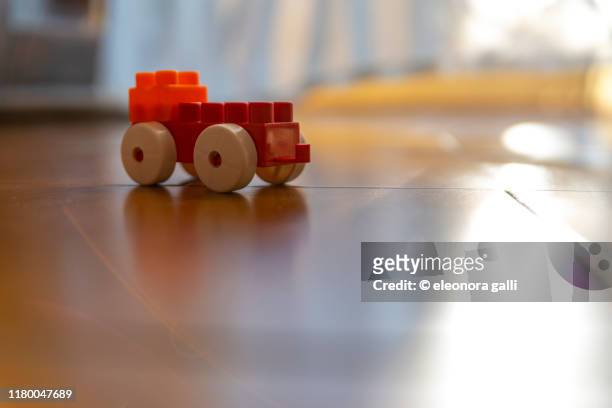 giochi per bambini - giochi per bambini stock pictures, royalty-free photos & images