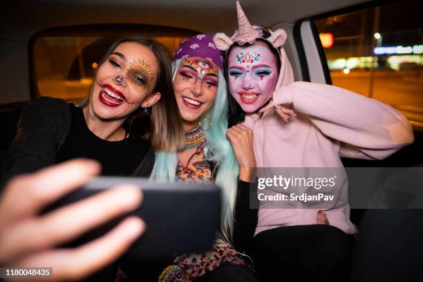 een nacht om te onthouden - adult halloween party stockfoto's en -beelden