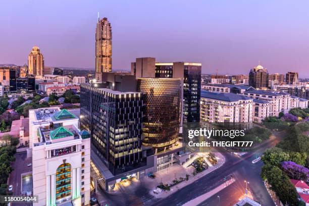 sandton city panoramica al crepuscolo con l'edificio leonardo - johannesburg foto e immagini stock