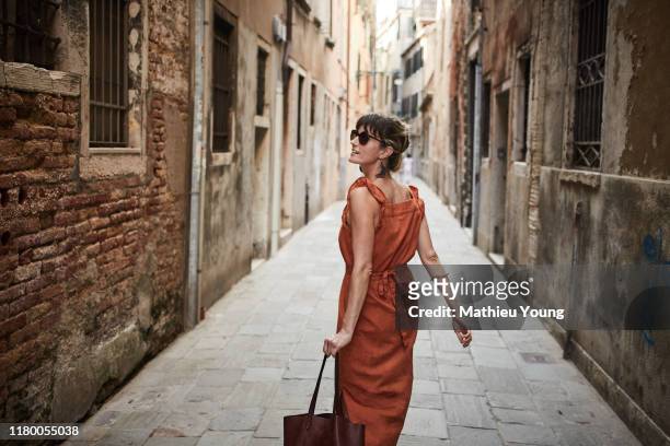 woman in italy - journey photos et images de collection