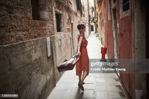 woman in venice - summer travel bag stock-fotos und bilder