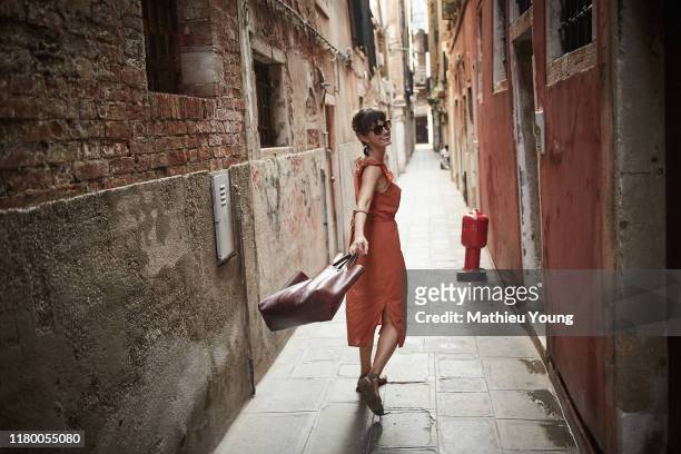 woman in venice - venice italy fotografías e imágenes de stock