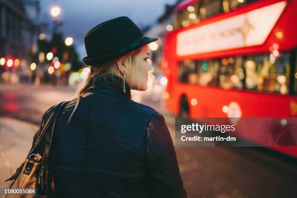 woman in london - central london imagens e fotografias de stock