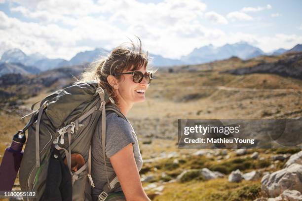 woman hikes italy - rugzak stockfoto's en -beelden