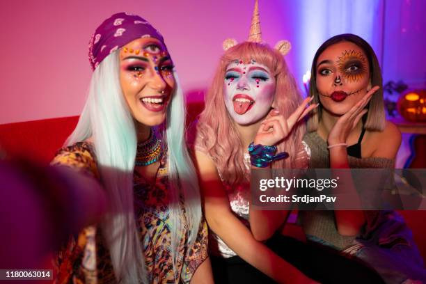 chicas de halloween - disfraces fotografías e imágenes de stock