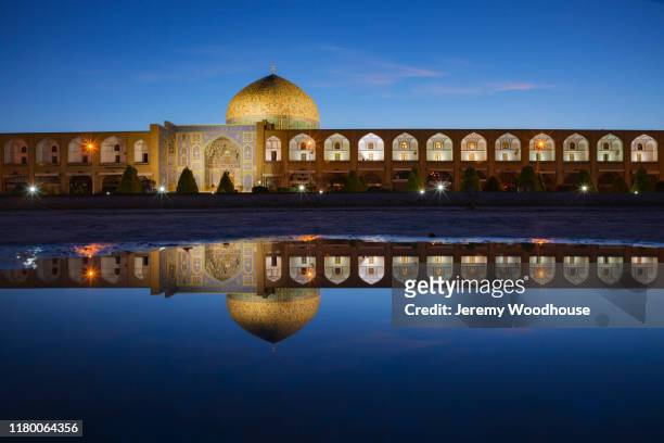 reflection of the sheikh lotfollah mosque at the naqsh-e jahan square - emam khomeini square stock pictures, royalty-free photos & images