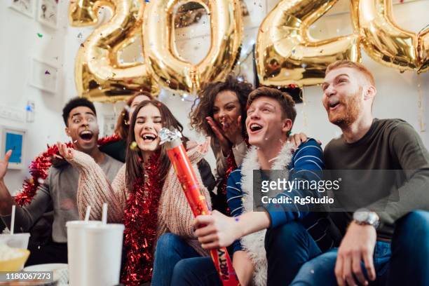 groep vrienden op het oudejaarsfeest - countdown stockfoto's en -beelden