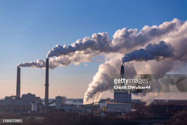 inquinamento soffiante dal vento - factory foto e immagini stock
