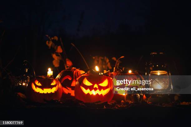 calabazas jack-o-lantern de halloween - jack o' lantern fotografías e imágenes de stock