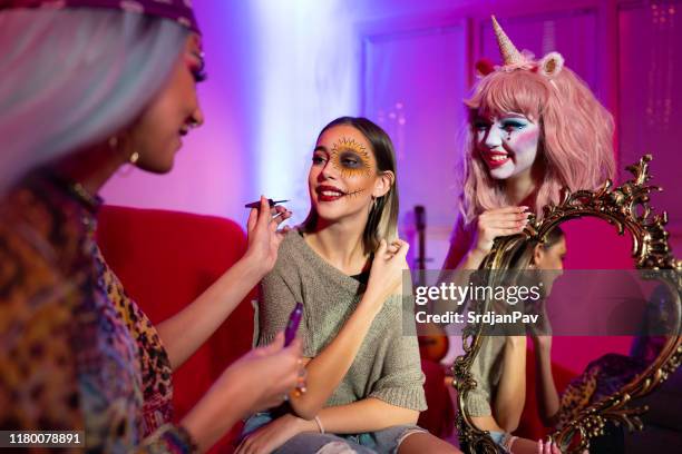 freundinnen bereiten sich auf halloween-party vor - halloween makeup stock-fotos und bilder
