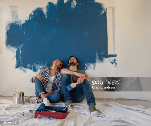 tankeväckande par målning deras hus - couple painting bildbanksfoton och bilder