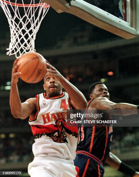 Atlanta Hawks Alan Henderson takes a shot while being guarded by New York Knicks Patrick Ewing during their game 09 April, 1999 in Atlanta, Georgia....