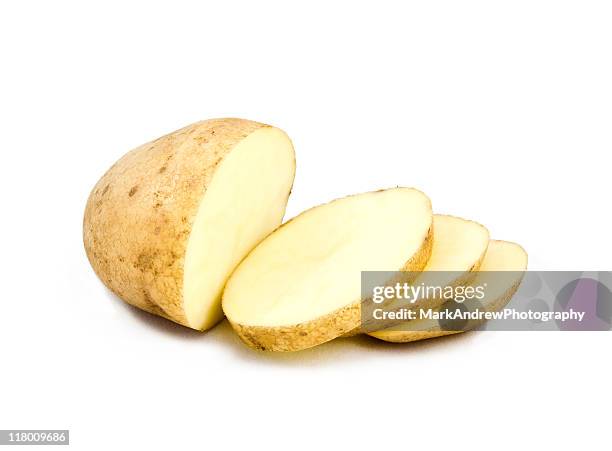 papas sobre fondo blanco en rebanadas - prepared potato fotografías e imágenes de stock