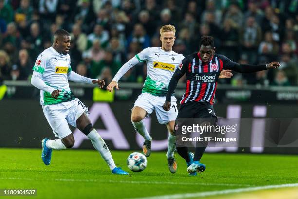 Marcus Thuram of Borussia Moenchengladbach, Oscar Wendt of Borussia Moenchengladbach and Danny da Costa of Eintracht Frankfurt battle for the ball...