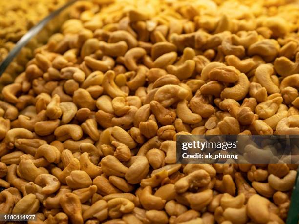 dry cashew - cashewnuss stock-fotos und bilder