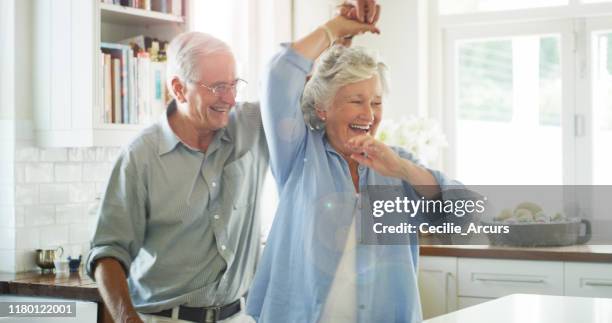 holen sie sich ihren groove zurück? oder verlieren sie es nie - elderly dancing stock-fotos und bilder