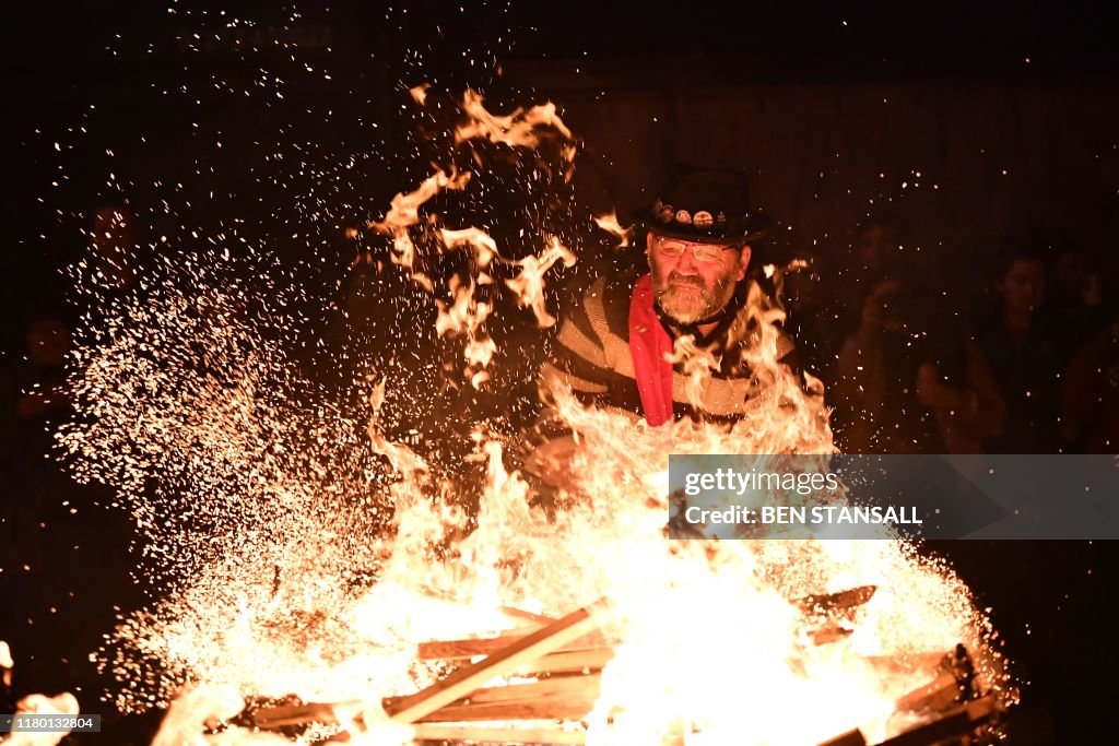 BRITAIN-OFFBEAT-TRADITION-BONFIRE