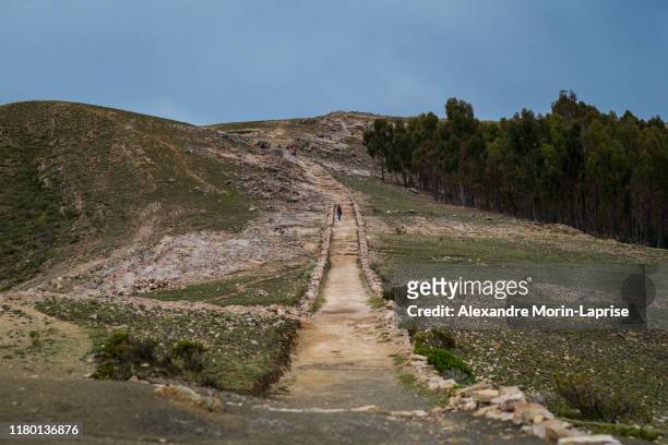 a washed away stone road in the picturesque dream-like sun island (isla del sol) in the middle of the titikaka lake in bolivia - overmountain victory national historic trail stock pictures, royalty-free photos & images