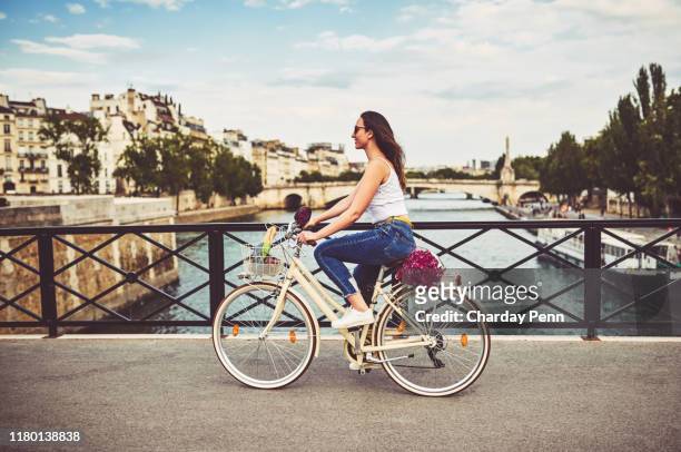 パリの街を歩き回る - bycicle city ストックフォトと画像
