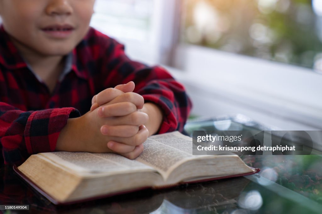 Boy Reading Scriptures A Boy Reading Bible The Holy Bible Stock-Foto - Getty Images