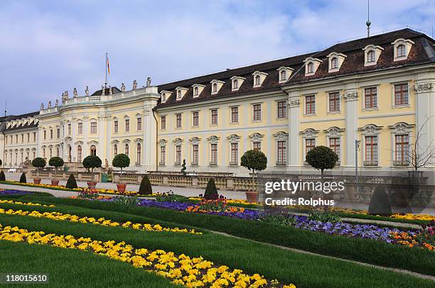 palácio de ludwigsburg com flores de primavera - ludwigsburg imagens e fotografias de stock