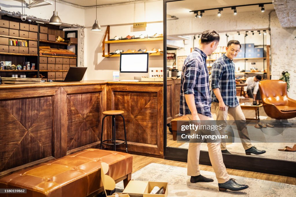 Kunden provar på en ny lädersko