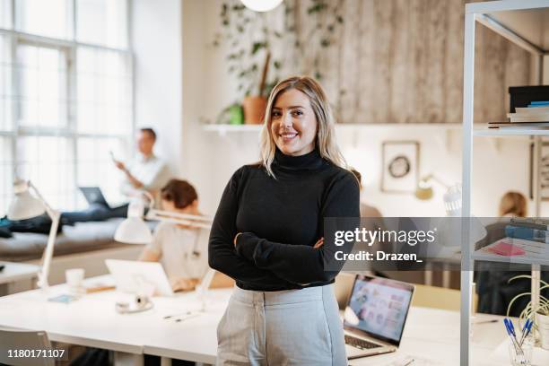 erfolgreiche unternehmerin im co-working space - skandinavischer abstammung stock-fotos und bilder