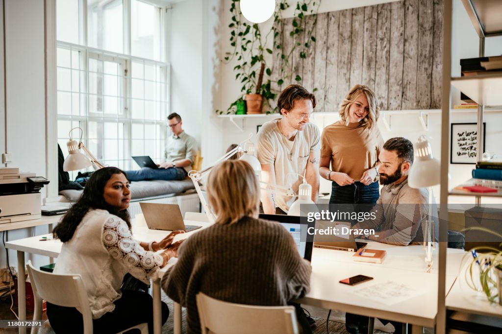 Discussion au sein d'une start-up entre employés multiethniques