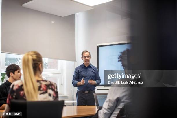 mature businessman giving presentation in meeting - 幻燈片 演示 演講 個照片及圖片檔