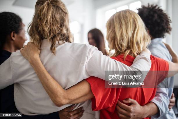 150 301点の肩を組むのストックフォト Getty Images 150 301点の肩を組むのストックフォト Getty Images