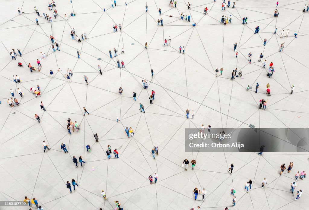 Vista aérea de la multitud conectada por líneas