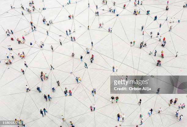luchtfoto van crowd verbonden door lijnen - gezondheidszorg en medicijnen stockfoto's en -beelden