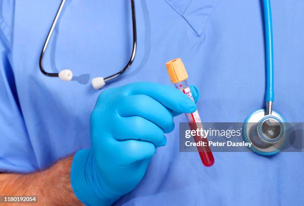 doctor holding blood in test tube - sala de exame médico - fotografias e filmes do acervo
