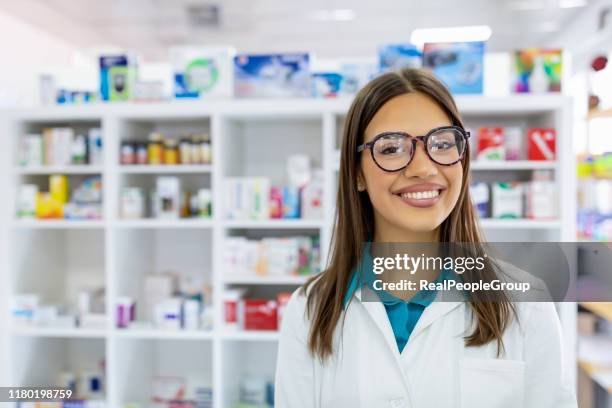 pharmacist working at the drugstore - technician stock pictures, royalty-free photos & images