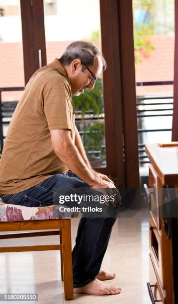 old man getting knee pain - knee stock pictures, royalty-free photos & images