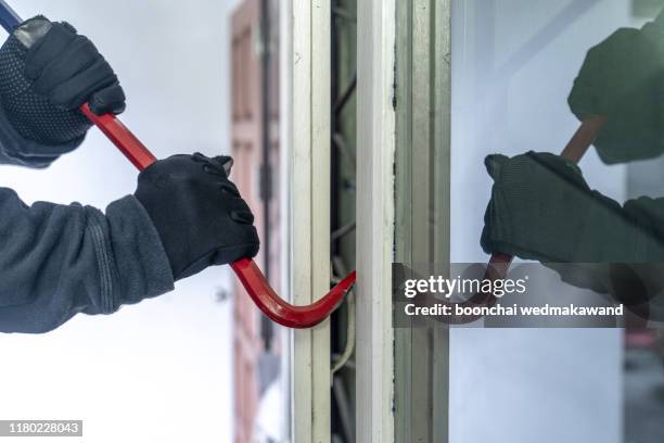 burglar with crowbar - zwarte handschoen stockfoto's en -beelden