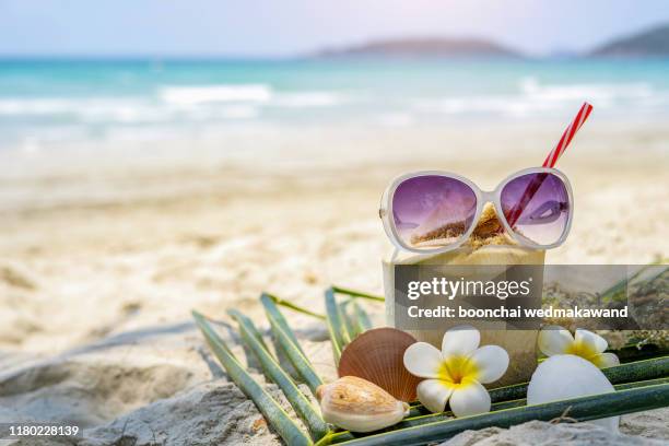 picture of fresh coconut juice and sunglasses on tropical beach - beach cocktail party stock pictures, royalty-free photos & images