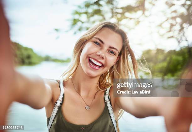 catturare i miei momenti più felici della vita - blonde woman selfie foto e immagini stock