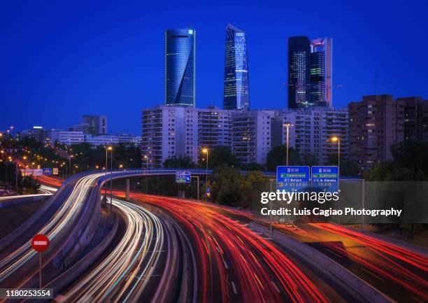 traffic lights on the m30 - madrid m30 imagens e fotografias de stock