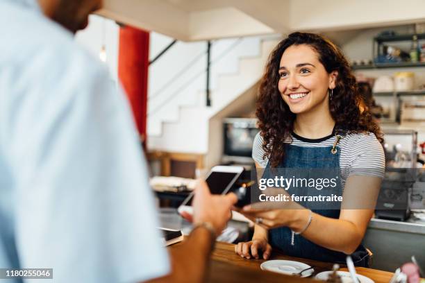 kontaktloses bezahlen im café - small business phone stock-fotos und bilder