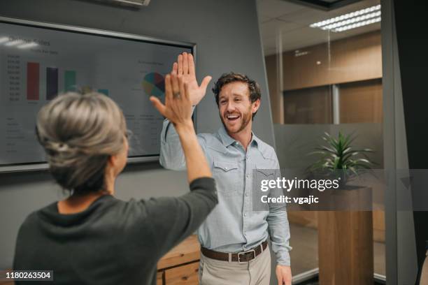 dit was een geweldige presentatie - high five stockfoto's en -beelden