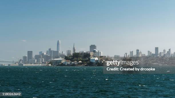 alcatraz island and san francisco skyline - escape from alcatraz stock-fotos und bilder