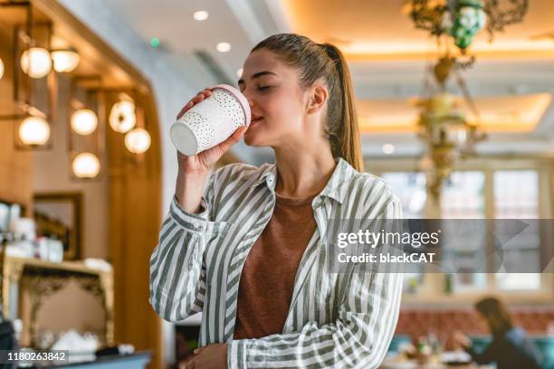 giovane donna in una caffetteria - bicchiere di carta foto e immagini stock